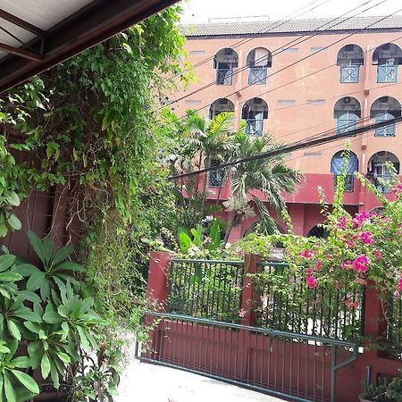 Baankhunmae Apartment Bangkok Bagian luar foto