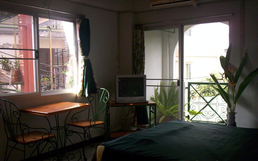 Baankhunmae Apartment Bangkok Bagian luar foto