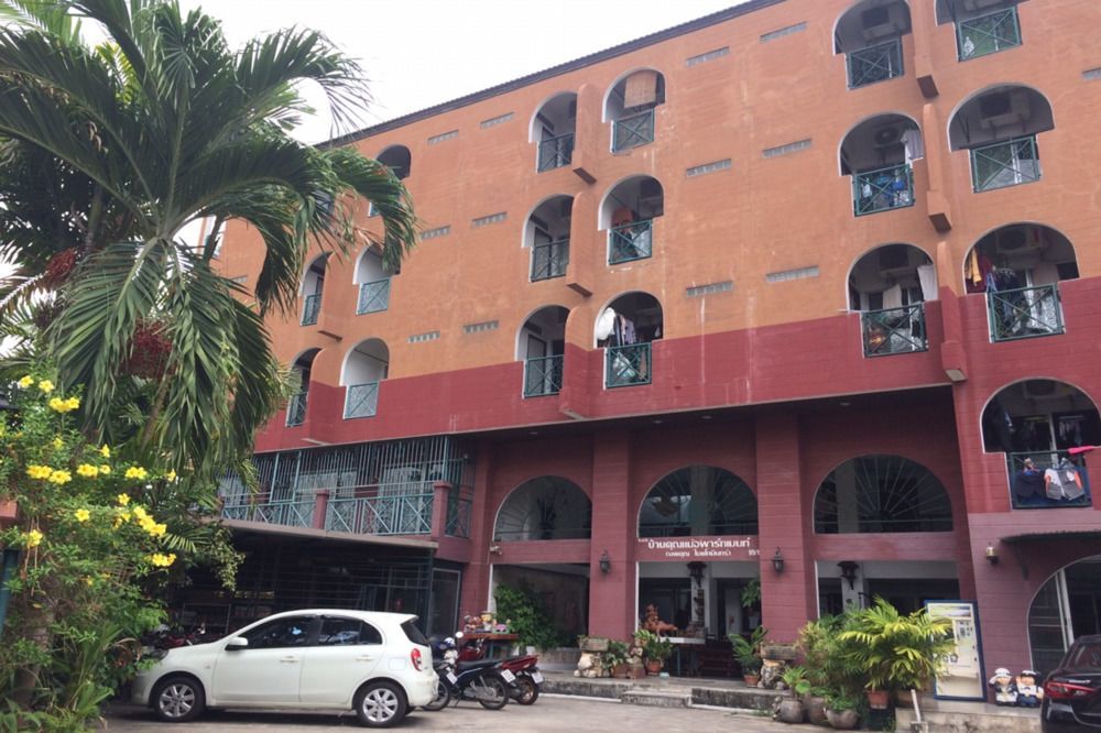 Baankhunmae Apartment Bangkok Bagian luar foto