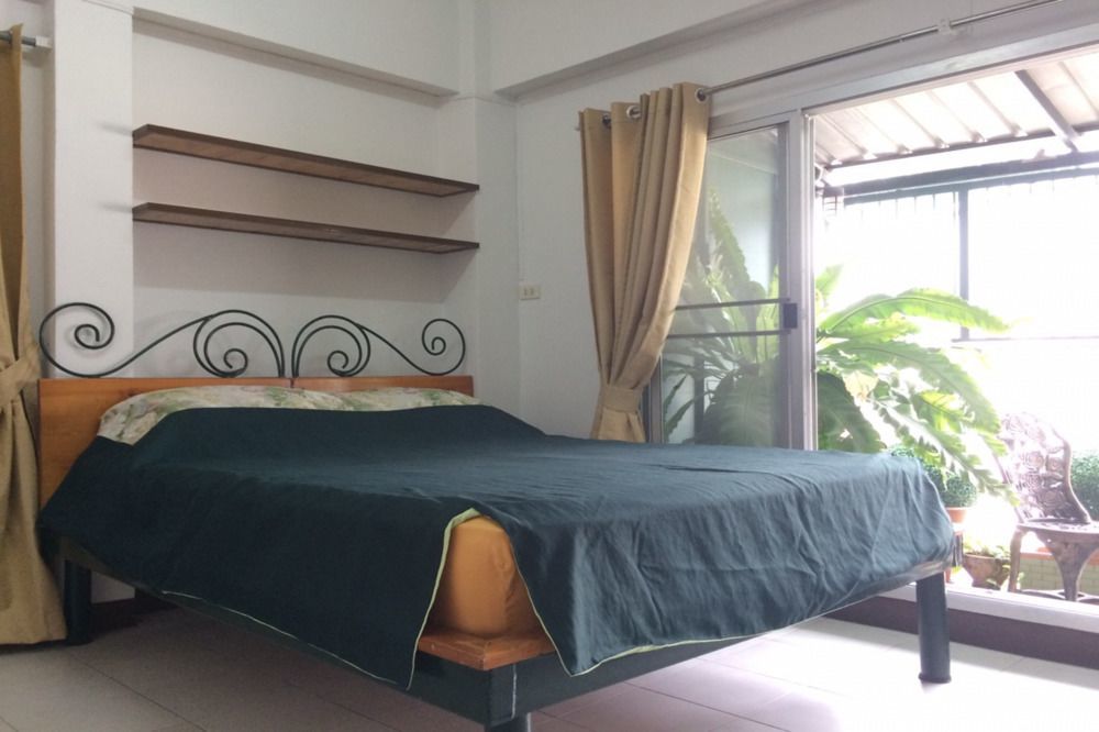 Baankhunmae Apartment Bangkok Bagian luar foto