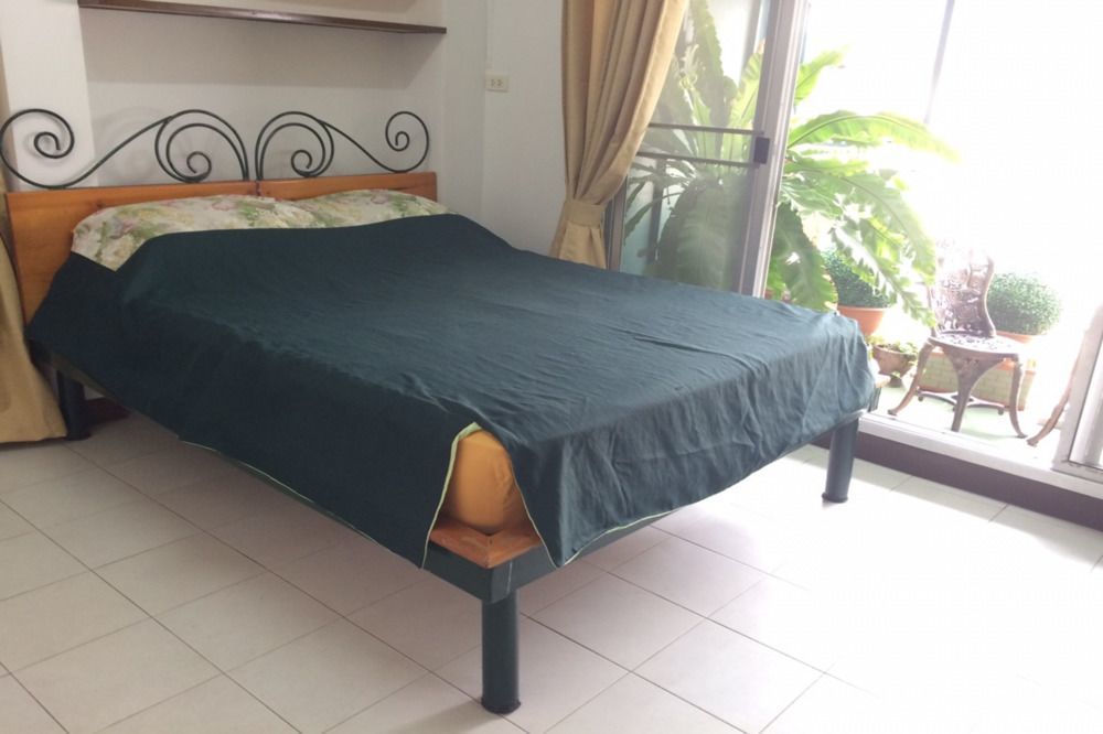 Baankhunmae Apartment Bangkok Bagian luar foto