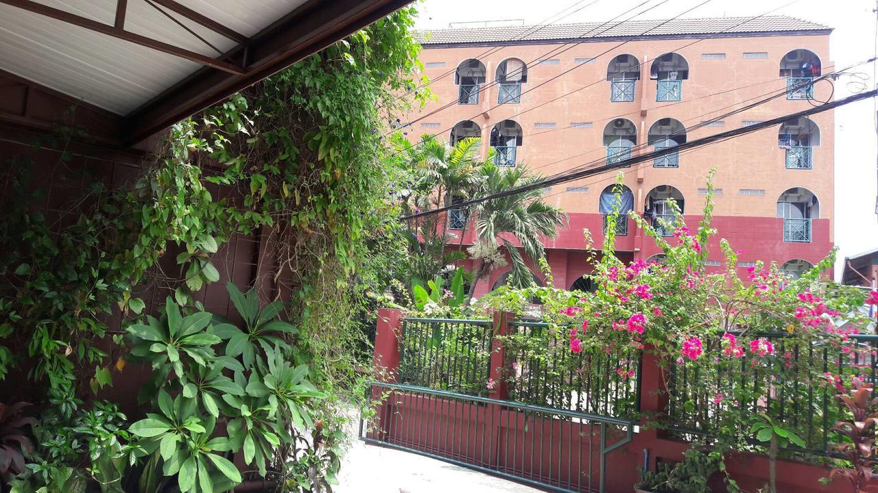 Baankhunmae Apartment Bangkok Bagian luar foto