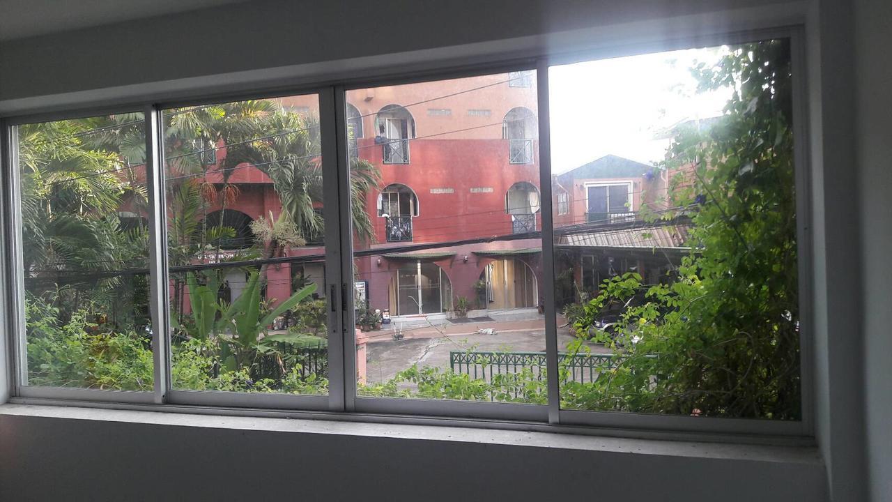 Baankhunmae Apartment Bangkok Bagian luar foto