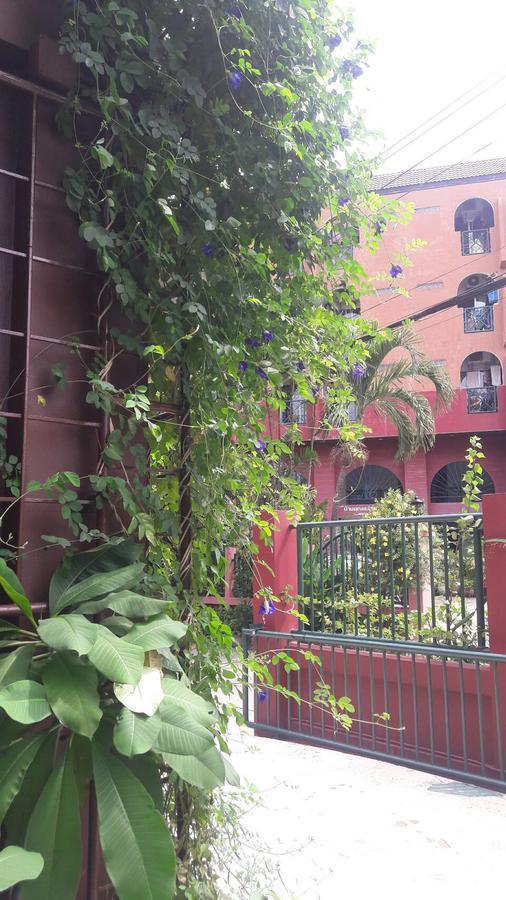 Baankhunmae Apartment Bangkok Bagian luar foto