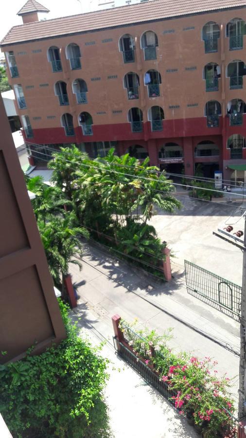 Baankhunmae Apartment Bangkok Bagian luar foto